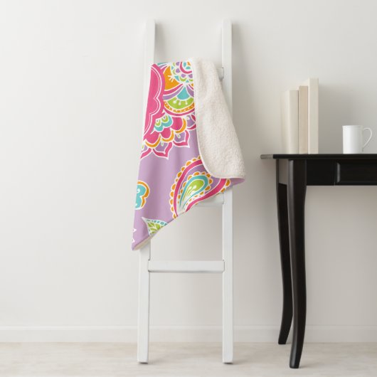 Roze en Lila Boho Paisley Monogrammed Sherpa Deken (In situ)