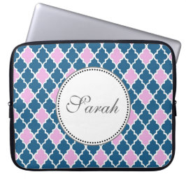 roze en marineblauw quatrefoil monogram laptop sleeve