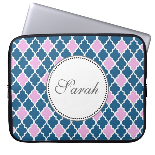 roze en marineblauw quatrefoil monogram laptop sleeve (Voorkant)