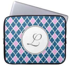 roze en marineblauw quatrefoil monogram laptop sleeve