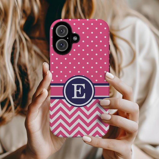 Roze en marineblauwe preppy chevronstippenmonogram iPhone 16 hoesje