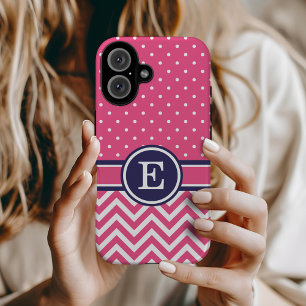 Roze en Navy Preppy Chevron Stippen Monogram iPhone 16 Hoesje