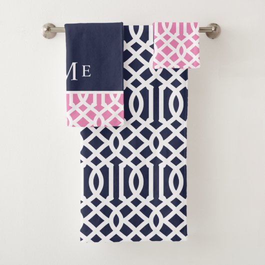 Roze en Navy Trellis Monogram Bad Handdoek (Insitu)