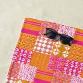 Roze en oranje bloemenpatchwork badhanddoek (In situ)