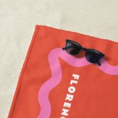 Roze en Oranje Squiggle met Tekst Strandlaken (In situ)
