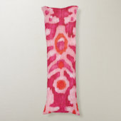 Roze en Oranje tribale ikat Lichaamskussen (Voorkant Verticaal)