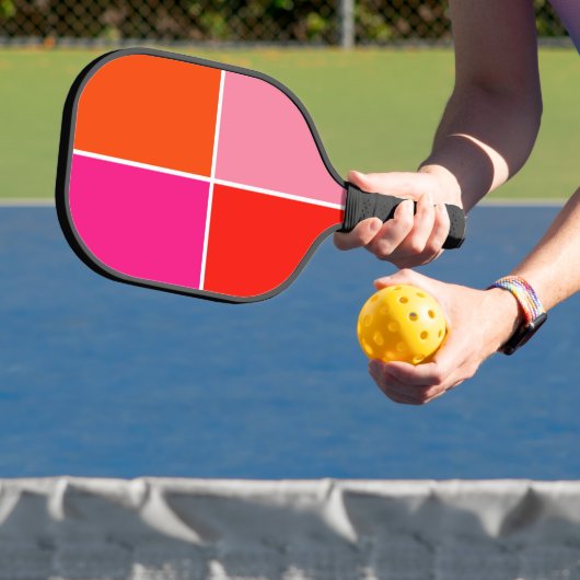 Roze en Oranje vierkanten Pickleball Paddle (Insitu)