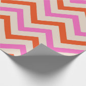 Roze en Oranje Zigzag Chevron Patroon  Cadeaupapier (Hoek)