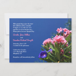 Roze en paarse bloemen op een diepblauwe landelijk kaart