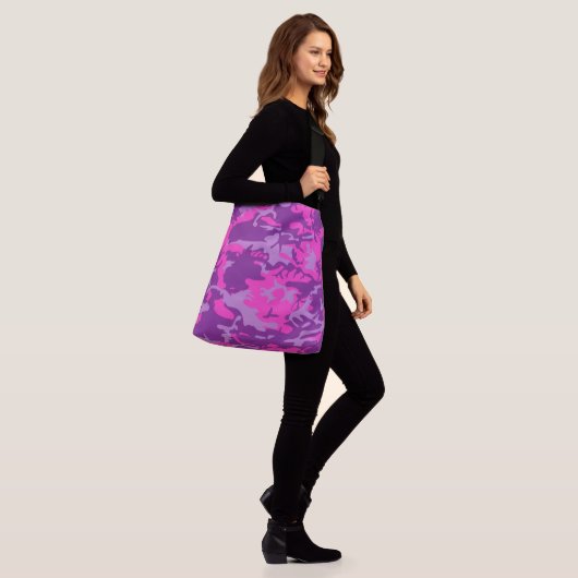 Roze en Paarse Camo Crossbody Tas (Op model)