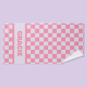 Roze en Paarse Checkerboard Custom Name Handdoek (Badhanddoek)