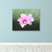 Roze en Paarse Hollyhock Flowers Canvas Afdruk (Insitu (Houten vloer))