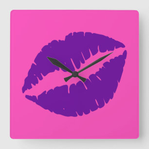 Roze en paarse lippenstift kus vierkante klok