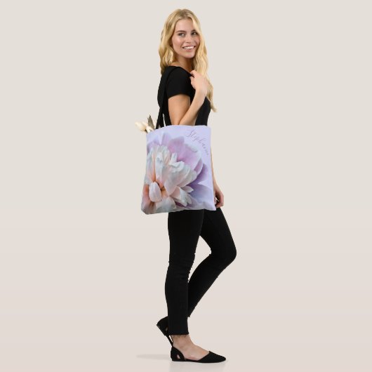 Roze en Paarse Pioen Gepersonaliseerde Script Naam Tote Bag (Op model)