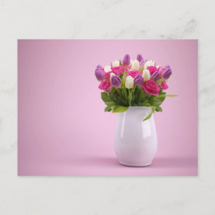 Roze en paarse tulpen in witte vaas briefkaart