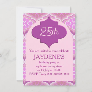 Roze en paarse uitnodiging met decoratief badge