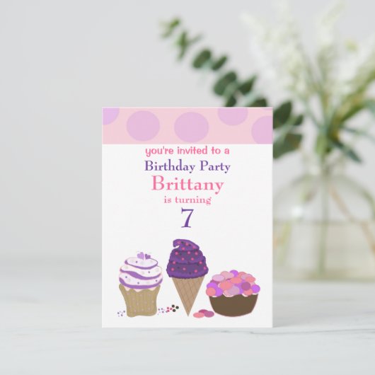 Roze en Paarse zoete behandelingen van de verjaard Kaart (Staand voorkant)