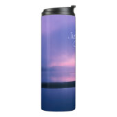 Roze en Paarse zonsopgang boven water, enkel door  Thermosbeker (Gedraaid links)