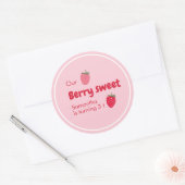 Roze en rode aardbeien verjaardag ronde sticker (Envelop)