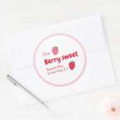 Roze en rode aardbeien verjaardag ronde sticker (Envelop)