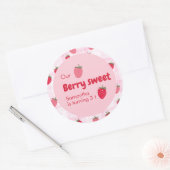 Roze en rode aardbeien verjaardag ronde sticker (Envelop)