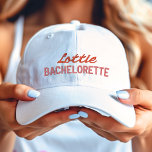 Roze en Rode Bachelorette Bruidsfeestje Geborduurde Pet<br><div class="desc">Rode scriptnaam met een roze beschrijving van "Bachelorette" geborduurd honkbal muts pet.</div>