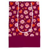 Roze en rode bloemen en harten medium cadeauzakje (Achterkant)