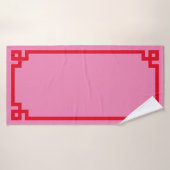 Roze en rode Griekse sleutelrand Badhanddoek (Badhanddoek)