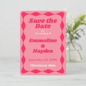 Roze en Rode Groovy Wavy Border Bruiloft Save The Date (Staand voorkant)