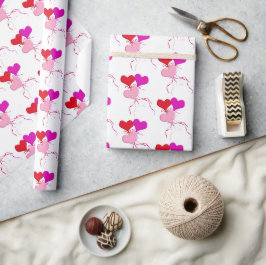 Roze en rode hartballonnen op wit cadeaupapier