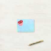 Roze en rode harten met gepersonaliseerde initiale post-it® notes (Op bureau)
