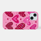 Roze en rode hartjes met patronen iPhone 15 case (Achterkant horizontaal)