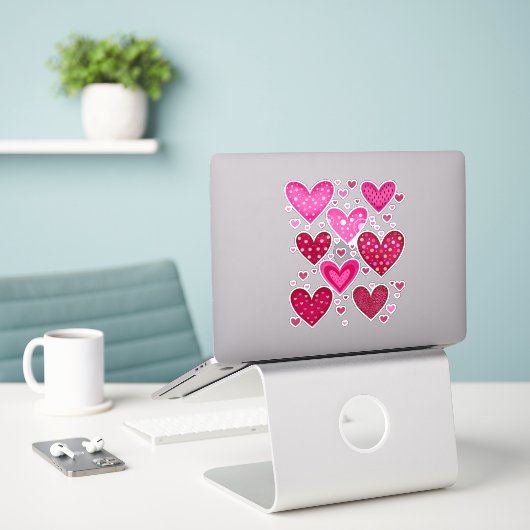 Roze en rode hartjes met patronen sticker (Laptop op bureau)