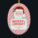 Roze en rode kerstman | Vrolijk en helder Keramisch Ornament<br><div class="desc">Dit kerstornament heeft een vrolijk kerstmanontwerp met tekst die zegt "Merry & Bright." Je kunt je personaliseren met jouw naam en het jaar onderaan. Op de achterkant is een ander coördinerend roze en rood diagonaal streeppatroon.</div>