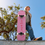 Roze en Rode Klasse Gebogen Swash Handtekening Naa Persoonlijk Skateboard<br><div class="desc">Maak je eigen elegante handtekening stijl script skateboard voor haar. Pas de grootte van de moderne klasse gebogen swash handgeschreven kalligrafie script stijl aan zoals nodig is om binnen de trucks en wielen te passen. Als je de rode kleur van het script lettertype wijzigt, zorg er dan voor dat de...</div>
