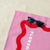 Roze en rode kronkel met tekst strandlaken (In situ)