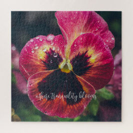 Roze en rode pansy bloem bedekt met regendruppels legpuzzel