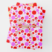 Roze en rode retroscellen en pooldots inpakpapier vel (In situ)