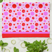 Roze en rode retroscellen en pooldots op roze theedoek (Gevouwen)