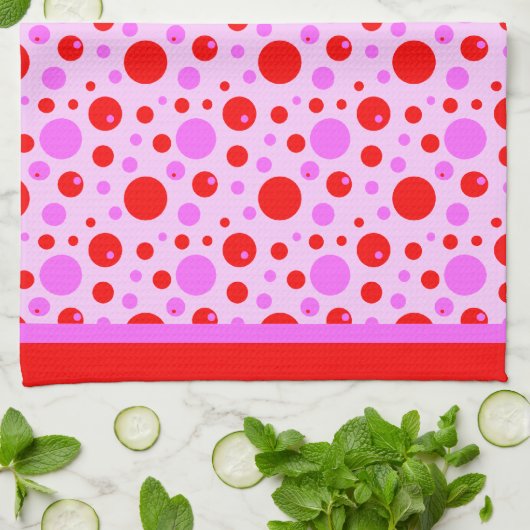 Roze en rode retroscellen en pooldots op roze theedoek (Gevouwen)