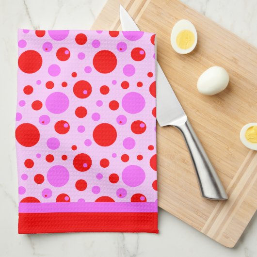 Roze en rode retroscellen en pooldots op roze theedoek (Quarter Fold)