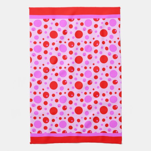 Roze en rode retroscellen en pooldots op roze theedoek (Verticaal)