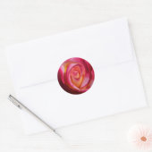 Roze en Rode Roos met Gele Hoogtepunten Ronde Sticker (Envelop)