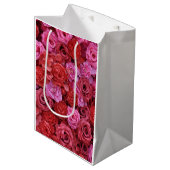 Roze en rode rozen bloemmotief medium cadeauzakje (Voorkant Gekanteld)