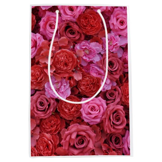 Roze en rode rozen bloemmotief medium cadeauzakje (Voorkant)