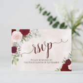 Roze en rode rozen Elegant Calligraphy Wedding RSVP Kaartje (Staand voorkant)