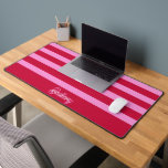 Roze en rode strepen patroon gepersonaliseerd bureaumat<br><div class="desc">Voeg een gedurfde en stijlvolle touch toe aan uw werkruimte met de Pink and Red Stripes Pattern Personalized Desk Mat. Met een levendig gestreept ontwerp biedt deze mat een glad oppervlak voor uw toetsenbord en muis terwijl u uw bureauopstelling verbetert. Pas het aan met een naam voor een unieke en...</div>