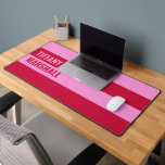 Roze en rode strepen patroon gepersonaliseerd bureaumat<br><div class="desc">Voeg een gedurfde en stijlvolle touch toe aan uw werkruimte met de Pink and Red Stripes Pattern Personalized Desk Mat. Met een levendig gestreept ontwerp biedt deze mat een glad oppervlak voor uw toetsenbord en muis terwijl u uw bureauopstelling verbetert. Pas het aan met een naam voor een unieke en...</div>