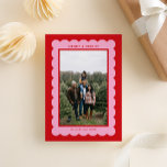 Roze en Rood Eenvoudige Scallop Foto Lijst Feestdagenkaart<br><div class="desc">Eenvoudig en feestelijk, deze roze en rode vakantiefotokaart maakt van uw gezin de ster binnen een preppy en trendy geschulpte lijst. Geaccentueerd met charmante begroeting en naamtekst op de voorkant, heeft de achterkant van de kaart voldoende ruimte voor een langer bericht met familie-updates en andere berichten van gejuich die u...</div>