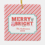 Roze en rood | Vrolijk en helder Keramisch Ornament<br><div class="desc">Dit kerstornament heeft een vrolijk ontwerp met tekst die zegt "Merry & Bright." Je kunt je personaliseren met jouw naam en het jaar onderaan. Op de achterkant is een ander coördinerend roze en rood diagonaal streeppatroon.</div>